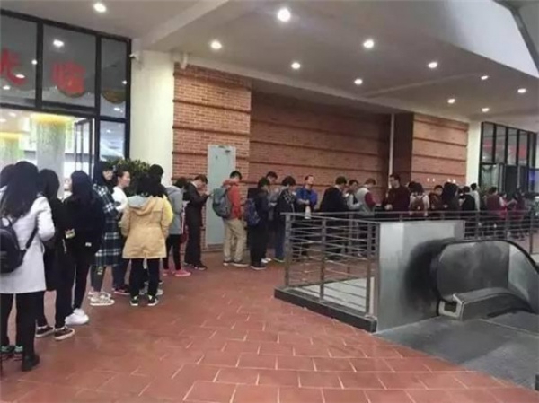 廈門大學餐廳25元自助餐2天被學生吃垮，不許吃了！