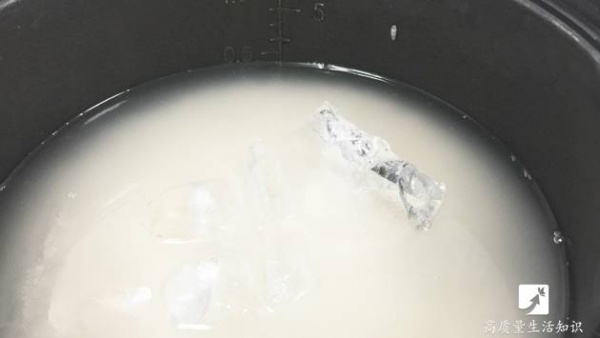 漲姿勢！蒸米飯時只要在鍋蓋前多加點東西，就會好吃幾十倍！