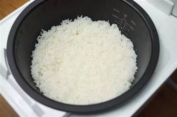 漲姿勢！蒸米飯時只要在鍋蓋前多加點東西，就會好吃幾十倍！