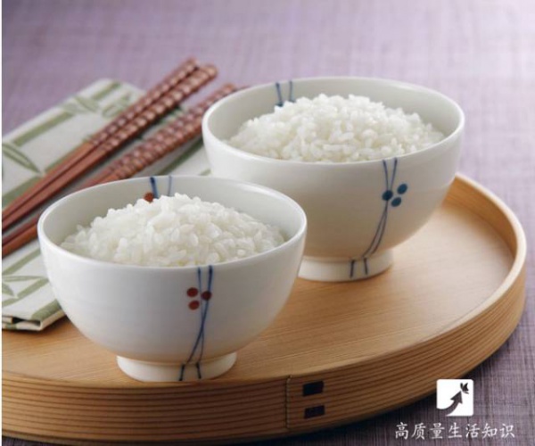 漲姿勢！蒸米飯時只要在鍋蓋前多加點東西，就會好吃幾十倍！