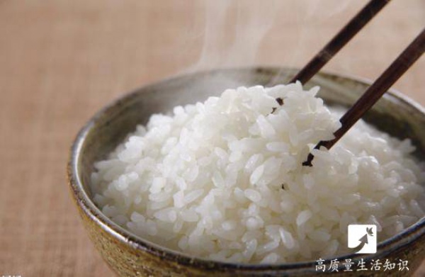 漲姿勢！蒸米飯時只要在鍋蓋前多加點東西，就會好吃幾十倍！
