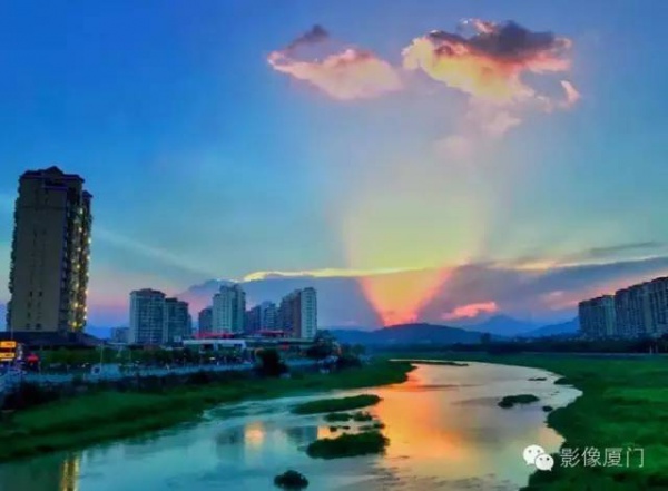 【臺風(fēng)預(yù)警】“妮妲”步步緊逼！廈門驚現(xiàn)奇觀！沿海景點(diǎn)全關(guān)閉！