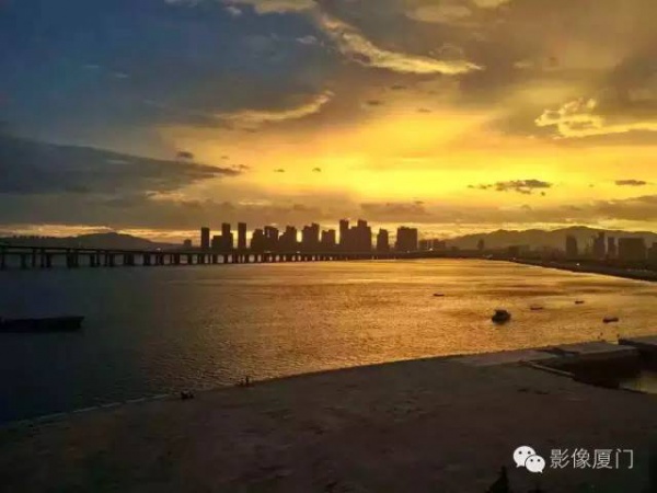 廈門“美炸”了！臺風前史無前例的火燒云爆發，震撼得讓人害怕…