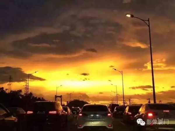 廈門“美炸”了！臺風前史無前例的火燒云爆發，震撼得讓人害怕…