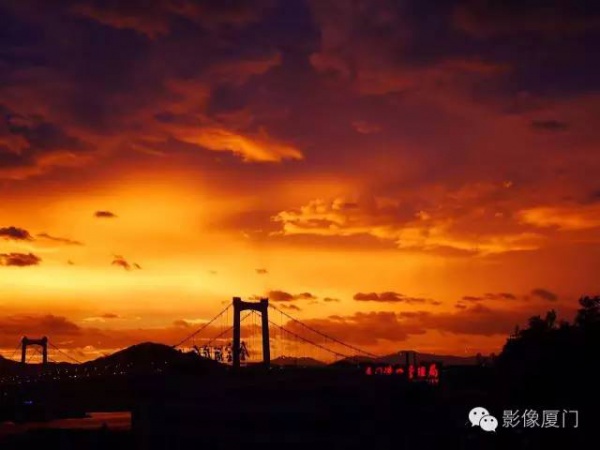 廈門“美炸”了！臺風前史無前例的火燒云爆發，震撼得讓人害怕…