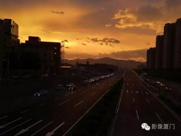 廈門“美炸”了！臺風前史無前例的火燒云爆發，震撼得讓人害怕…