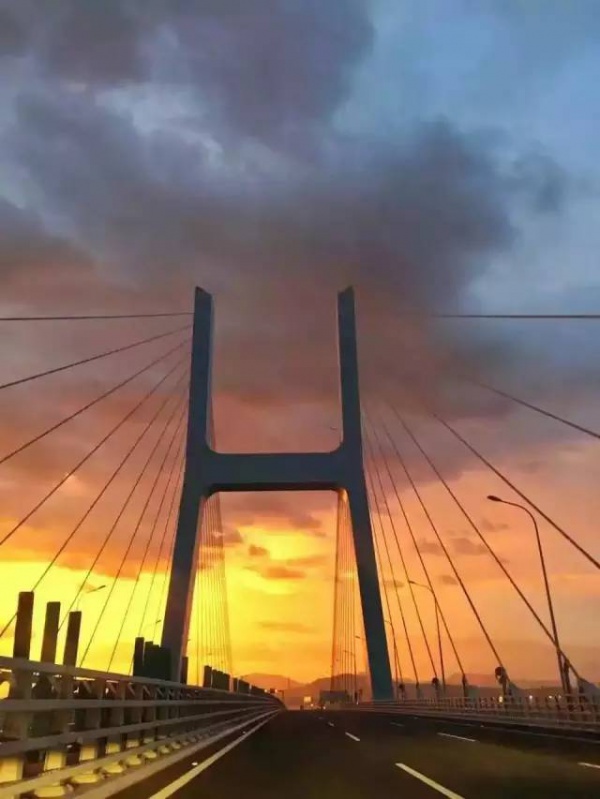 廈門“美炸”了！臺風前史無前例的火燒云爆發，震撼得讓人害怕…