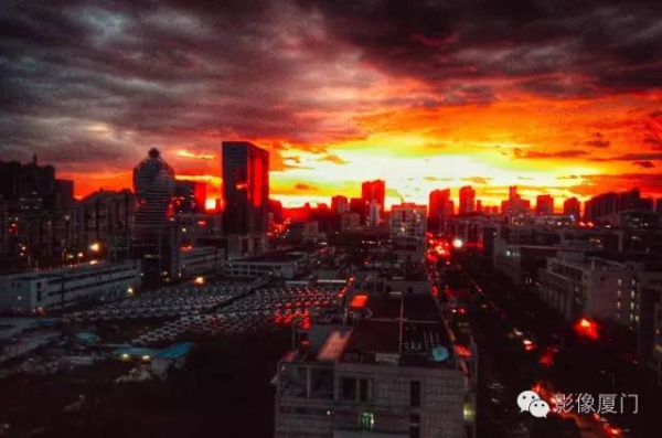 廈門“美炸”了！臺風前史無前例的火燒云爆發，震撼得讓人害怕…
