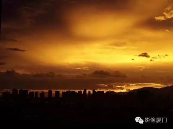 廈門“美炸”了！臺風前史無前例的火燒云爆發，震撼得讓人害怕…