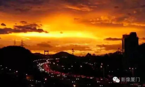 廈門“美炸”了！臺風前史無前例的火燒云爆發，震撼得讓人害怕…