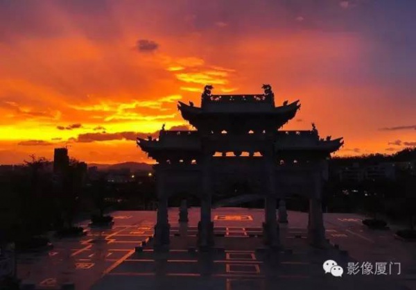 廈門“美炸”了！臺風前史無前例的火燒云爆發，震撼得讓人害怕…
