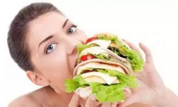 熱水泡腳1個(gè)月，雙腳潰爛險(xiǎn)些截肢…秋冬泡腳養(yǎng)生流行，但4種人不宜泡