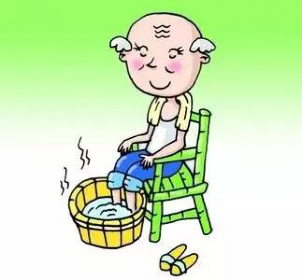 熱水泡腳1個(gè)月，雙腳潰爛險(xiǎn)些截肢…秋冬泡腳養(yǎng)生流行，但4種人不宜泡