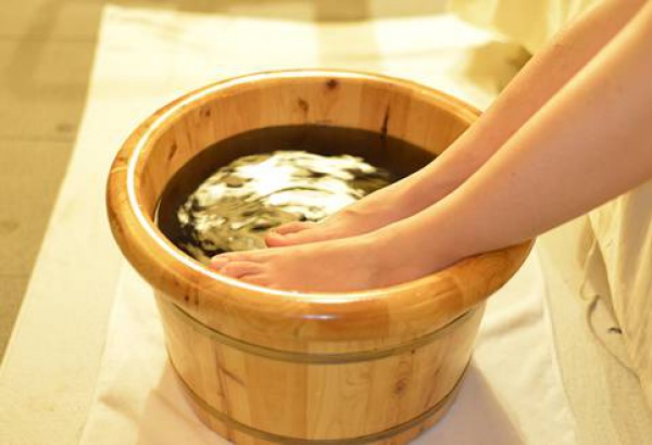 熱水泡腳1個(gè)月，雙腳潰爛險(xiǎn)些截肢…秋冬泡腳養(yǎng)生流行，但4種人不宜泡