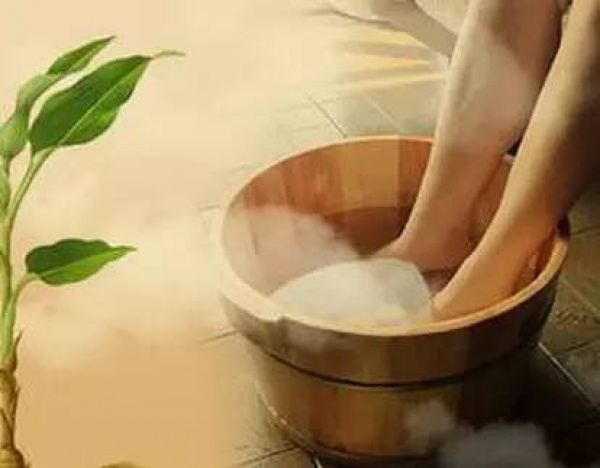 熱水泡腳1個(gè)月，雙腳潰爛險(xiǎn)些截肢…秋冬泡腳養(yǎng)生流行，但4種人不宜泡