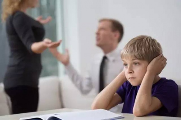 孩子眼睛近視不止因?yàn)殡娨暎@些因素你未必知道！