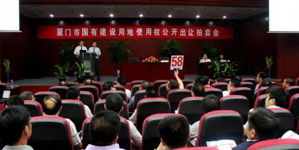 悲痛！翔安隧道收費站口突發車禍，女司機跪在死者尸體前哭喊對不起......