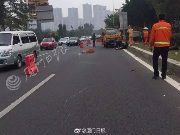 悲痛！翔安隧道收費站口突發車禍，女司機跪在死者尸體前哭喊對不起......
