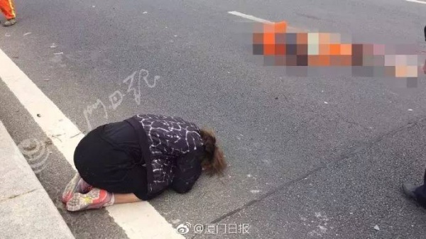 悲痛！翔安隧道收費站口突發車禍，女司機跪在死者尸體前哭喊對不起......