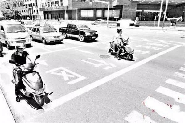 悲痛！翔安隧道收費站口突發車禍，女司機跪在死者尸體前哭喊對不起......