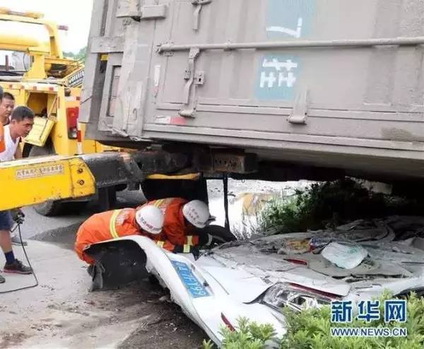 開(kāi)車(chē)必看！大貨車(chē)壓下瞬間，司機(jī)乘客做了一個(gè)動(dòng)作，逃過(guò)鬼門(mén)關(guān)！