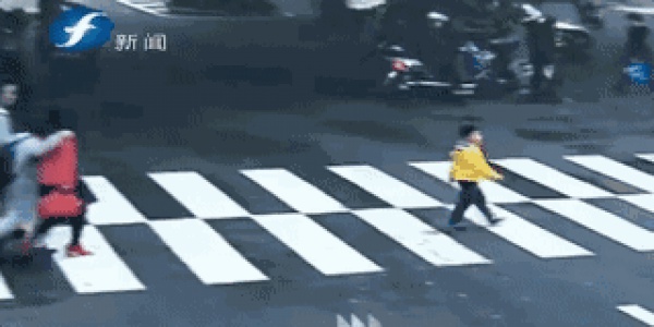 “你再不聽話媽媽就走了！”媽媽假裝離開，孩子卻丟了3小時……“嚇唬教育”別亂用