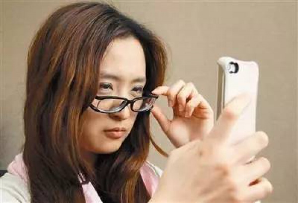 20歲女生因它右眼“暴盲”，能把這個壞習(xí)慣改掉的請舉手……