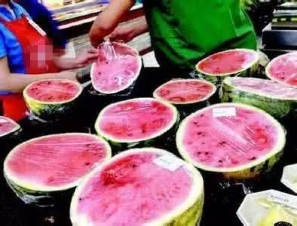 吃了半個西瓜，差點要了她的命！你還敢這樣吃西瓜嗎？