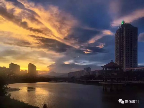 極美影像丨臺(tái)風(fēng)登陸前夕，風(fēng)起云涌的廈門，震撼了全國(guó)。