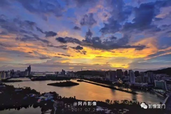 極美影像丨臺(tái)風(fēng)登陸前夕，風(fēng)起云涌的廈門，震撼了全國(guó)。