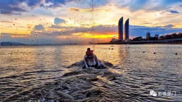 極美影像丨臺(tái)風(fēng)登陸前夕，風(fēng)起云涌的廈門，震撼了全國(guó)。