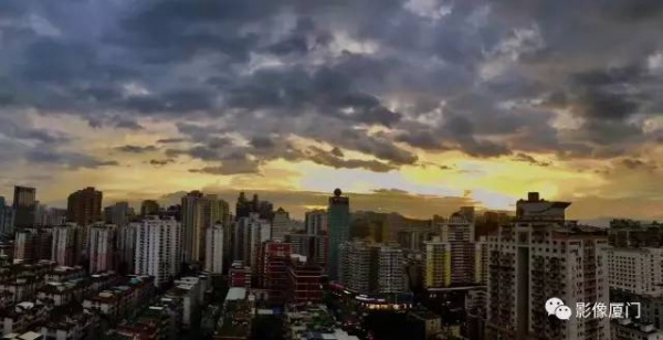 極美影像丨臺(tái)風(fēng)登陸前夕，風(fēng)起云涌的廈門，震撼了全國(guó)。