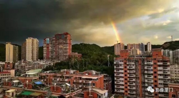 極美影像丨臺(tái)風(fēng)登陸前夕，風(fēng)起云涌的廈門，震撼了全國(guó)。