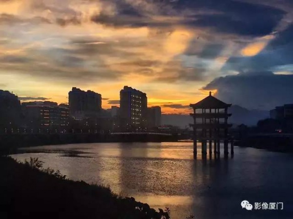 極美影像丨臺(tái)風(fēng)登陸前夕，風(fēng)起云涌的廈門，震撼了全國(guó)。