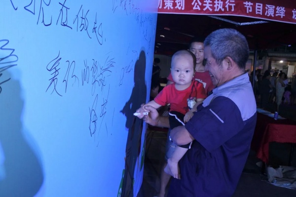 上周末，集美大社和杏林橡樹(shù)灣這里聚集了許多人，他們都點(diǎn)贊了這件事……